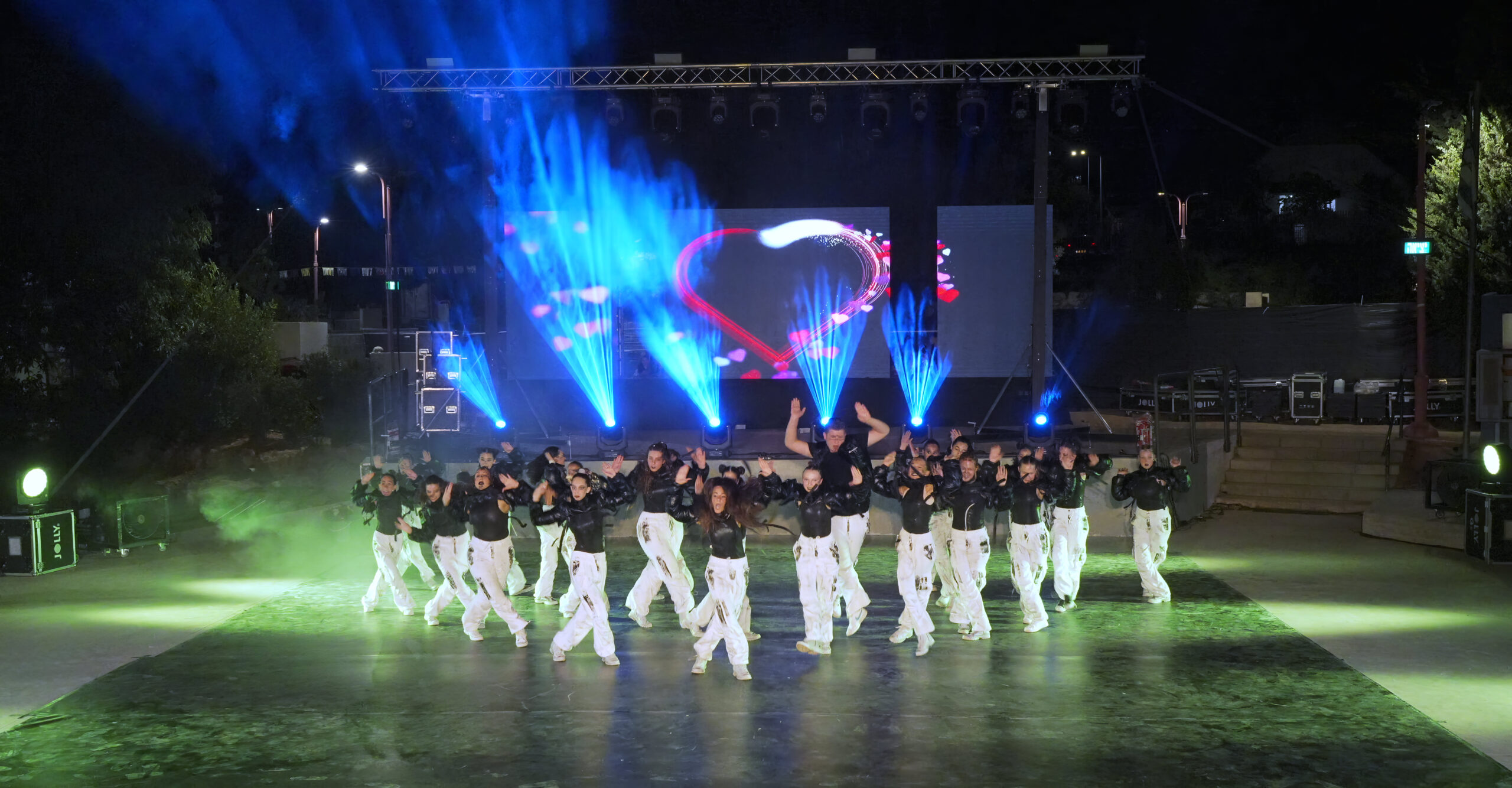 אקרובטיקה בית ספר לריקוד באריאל